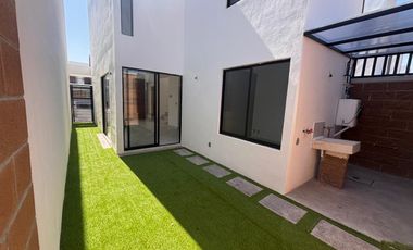 CASA NUEVA EN RENTA ARZÚ RESIDENCIAL LEON GTO ZONA SUR, HABITACIÓN EN PLANTA BAJA Y DOBLE ALTURA.