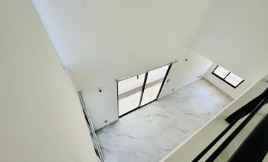 CASA NUEVA EN RENTA ARZÚ RESIDENCIAL LEON GTO ZONA SUR, HABITACIÓN EN PLANTA BAJA Y DOBLE ALTURA.