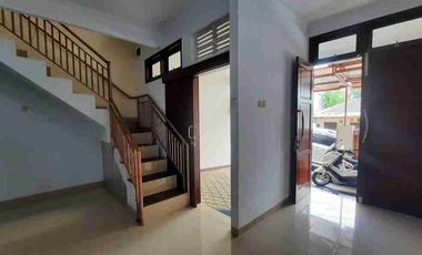 Rumah sgt strategis Pejaten pasar Minggu Jaksel 3 kmr 75jt/thn Nego