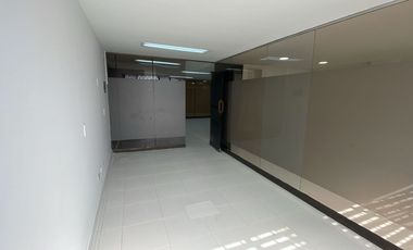 AMPLIA OFICINA EN PLAZOLETA DE CALLE 116 CON AV 19