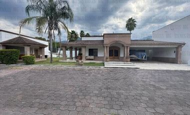 Casa Quinta en Venta en Santiago, en esquina, de 1 planta, en calle privada a 1 min de la Carretera y a 2 min a pie del muelle a la Presa de la Boca