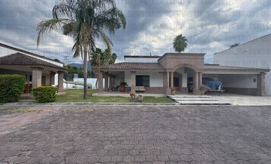 Casa Quinta en Venta en Santiago, en esquina, de 1 planta, en calle privada a 1 min de la Carretera y a 2 min a pie del muelle a la Presa de la Boca