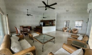 Casa Quinta en Venta en Santiago, en esquina, de 1 planta, en calle privada a 1 min de la Carretera y a 2 min a pie del muelle a la Presa de la Boca