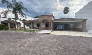 Casa Quinta en Venta en Santiago, en esquina, de 1 planta, en calle privada a 1 min de la Carretera y a 2 min a pie del muelle a la Presa de la Boca