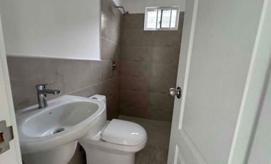 Alquilo casa de estreno Casa Laguna