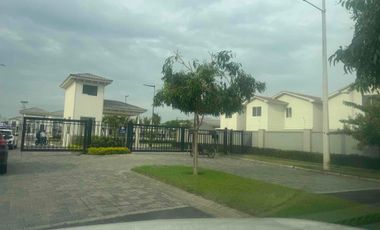 Alquilo casa de estreno Casa Laguna