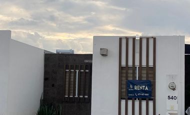 RENTA DE CASA AMUEBLADA EN VIÑEDOS 3 RECAMARAS UN PISO SALIDA LEON SILAO