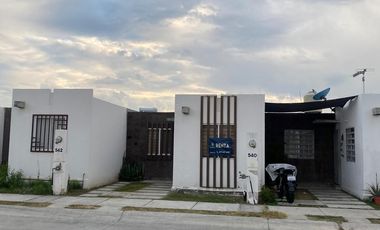 RENTA DE CASA AMUEBLADA EN VIÑEDOS 3 RECAMARAS UN PISO SALIDA LEON SILAO