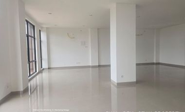 Sewa Ruko gandeng 2 Unit  Baru Gress Desain Modern 3 Lantai Parkir Luas Unit Komersial Eksklusif 2026 Bangunan Baru Lokasi Strategis dekat keramaian  dekat jalan tol