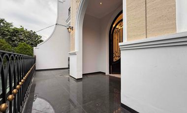 RUMAH MEWAH 3 LANTAI ROOFTOP 
PRIVATE POOL - BISA CUSTOM LAYOUT UNTUK FREE LIFT