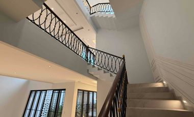 RUMAH MEWAH 3 LANTAI ROOFTOP 
PRIVATE POOL - BISA CUSTOM LAYOUT UNTUK FREE LIFT