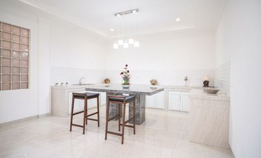 Rumah mewah kemang ada kolam renang dan siap pakai