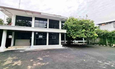 Rumah Besar 2 Lantai dan Parkir Luas di Kemang