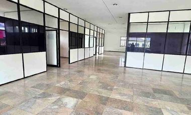 Rumah Besar 2 Lantai dan Parkir Luas di Kemang