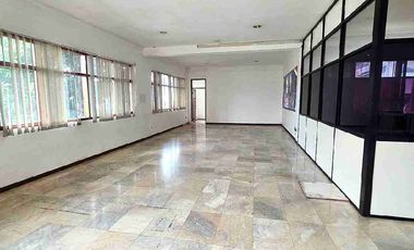 Rumah Besar 2 Lantai dan Parkir Luas di Kemang