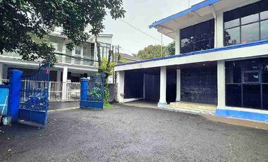 Rumah Besar 2 Lantai dan Parkir Luas di Kemang