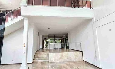 Rumah Besar 2 Lantai dan Parkir Luas di Kemang