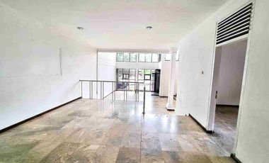 Rumah Besar 2 Lantai dan Parkir Luas di Kemang