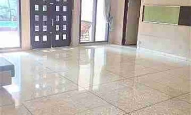 Rumah Besar 2 Lantai dan Parkir Luas di Kemang