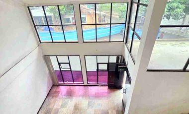 Rumah Besar 2 Lantai dan Parkir Luas di Kemang