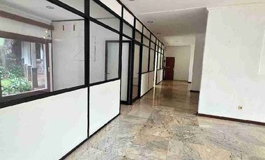 Rumah Besar 2 Lantai dan Parkir Luas di Kemang