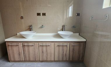 Espaciosa Casa 210 m2, con vista y árboles, en Condominio Ten Ten, Castro.