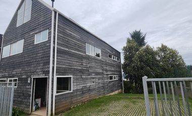 Espaciosa Casa 210 m2, con vista y árboles, en Condominio Ten Ten, Castro.