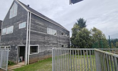 Espaciosa Casa 210 m2, con vista y árboles, en Condominio Ten Ten, Castro.