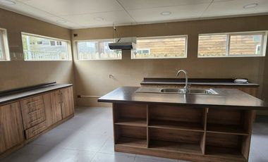 Espaciosa Casa 210 m2, con vista y árboles, en Condominio Ten Ten, Castro.