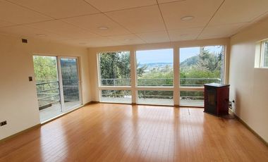 Espaciosa Casa 210 m2, con vista y árboles, en Condominio Ten Ten, Castro.