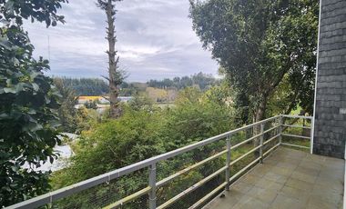 Espaciosa Casa 210 m2, con vista y árboles, en Condominio Ten Ten, Castro.