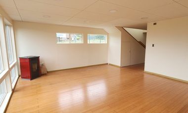 Espaciosa Casa 210 m2, con vista y árboles, en Condominio Ten Ten, Castro.