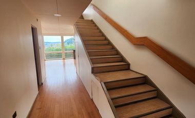 Espaciosa Casa 210 m2, con vista y árboles, en Condominio Ten Ten, Castro.