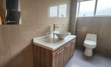 Espaciosa Casa 210 m2, con vista y árboles, en Condominio Ten Ten, Castro.