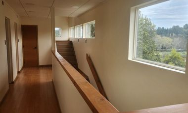 Espaciosa Casa 210 m2, con vista y árboles, en Condominio Ten Ten, Castro.