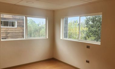 Espaciosa Casa 210 m2, con vista y árboles, en Condominio Ten Ten, Castro.