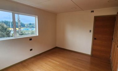 Espaciosa Casa 210 m2, con vista y árboles, en Condominio Ten Ten, Castro.