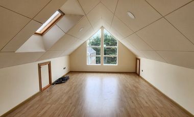 Espaciosa Casa 210 m2, con vista y árboles, en Condominio Ten Ten, Castro.