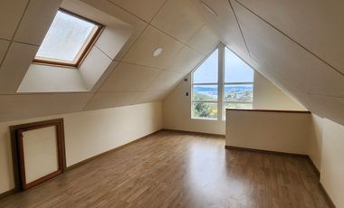 Espaciosa Casa 210 m2, con vista y árboles, en Condominio Ten Ten, Castro.