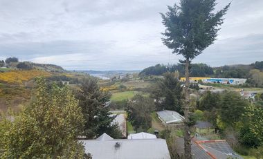 Espaciosa Casa 210 m2, con vista y árboles, en Condominio Ten Ten, Castro.