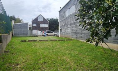 Espaciosa Casa 210 m2, con vista y árboles, en Condominio Ten Ten, Castro.