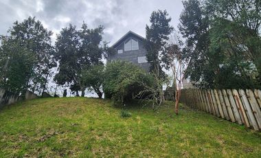 Espaciosa Casa 210 m2, con vista y árboles, en Condominio Ten Ten, Castro.