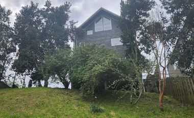 Espaciosa Casa 210 m2, con vista y árboles, en Condominio Ten Ten, Castro.