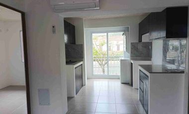 Se alquila departamento en piso alto