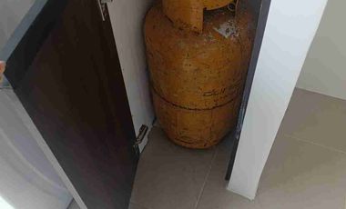 Se alquila departamento en piso alto