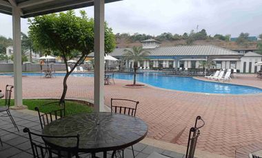 Se alquila departamento en piso alto