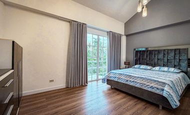 Amoblada ESPECTACULAR Casa 3 niveles AMSTERDAM PLAZA