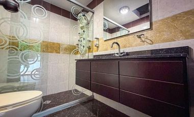 Amoblada ESPECTACULAR Casa 3 niveles AMSTERDAM PLAZA