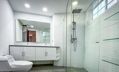 Amoblada ESPECTACULAR Casa 3 niveles AMSTERDAM PLAZA