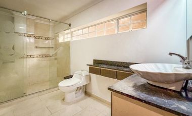 Amoblada ESPECTACULAR Casa 3 niveles AMSTERDAM PLAZA